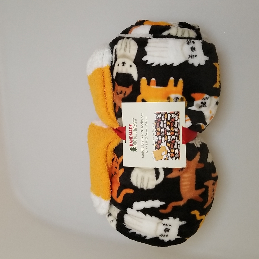 Cuddly blanket & socks set
